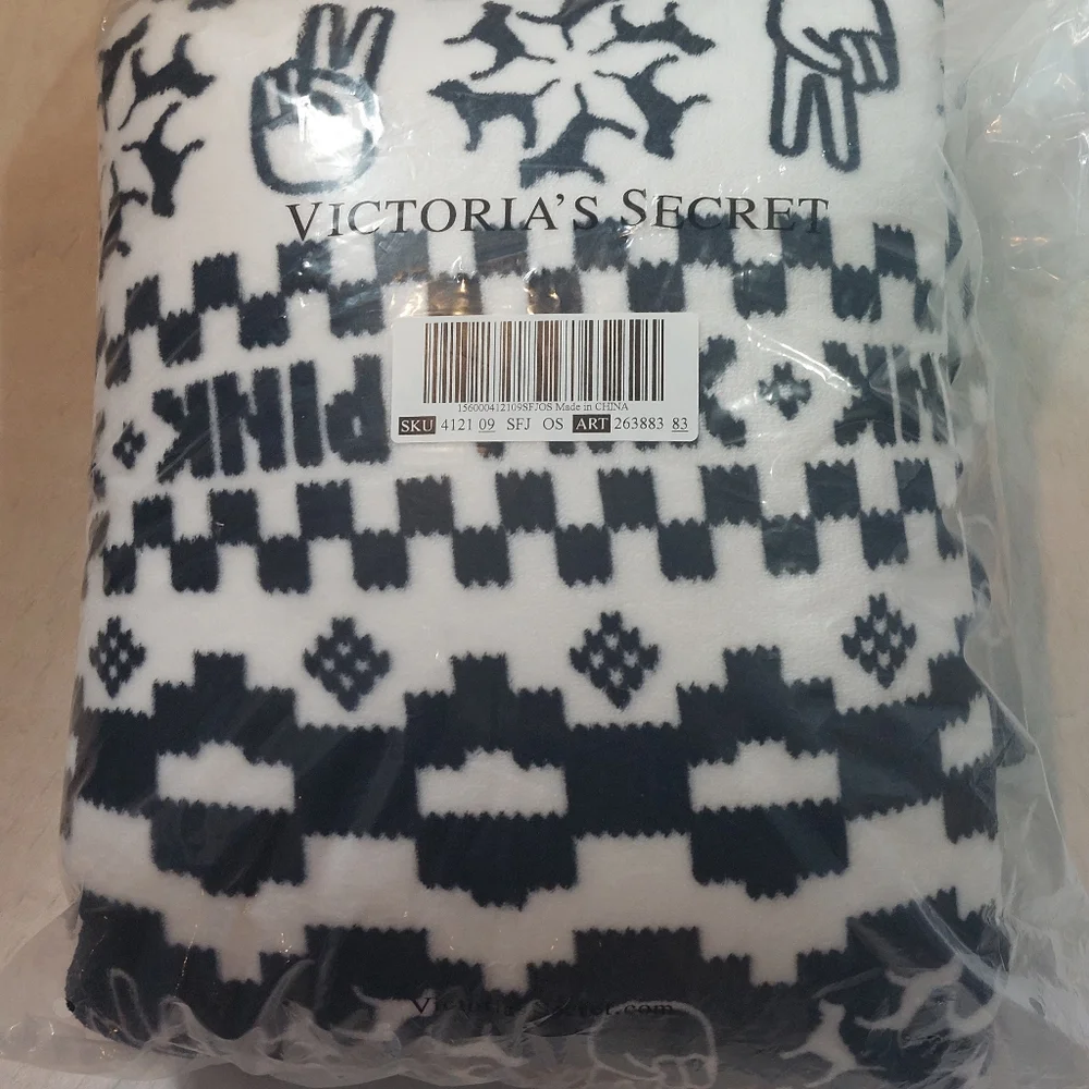 NWT Victoria’s Secret PINK Sherpa Blanket Black White Peace Dogs